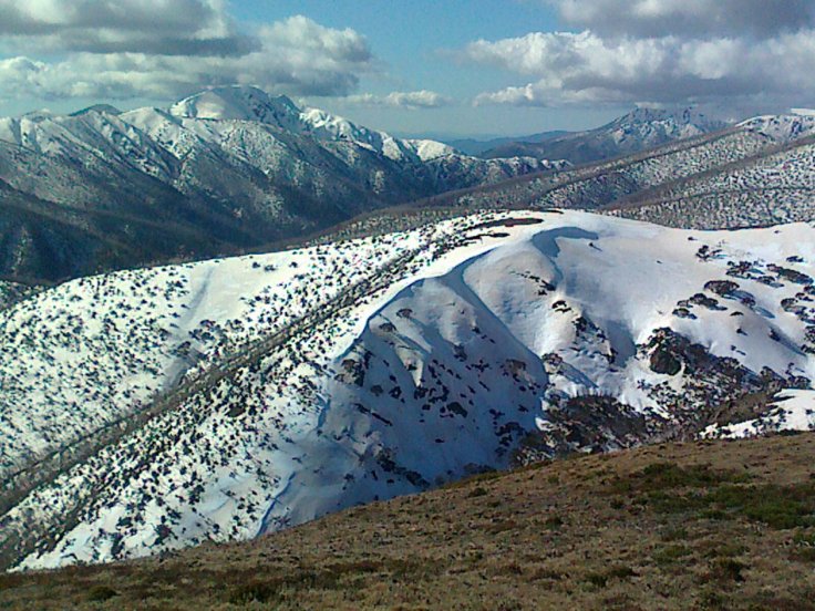 Eagle Ridge in spring conditions (2012). You access the slopes from the right, from near the top of the Gotcha and Keogh lift line.
